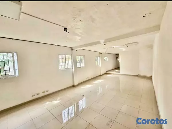 oficinas y locales comerciales - En Alquiler Local en la Julia en Segundo Nivel de 560m2 2