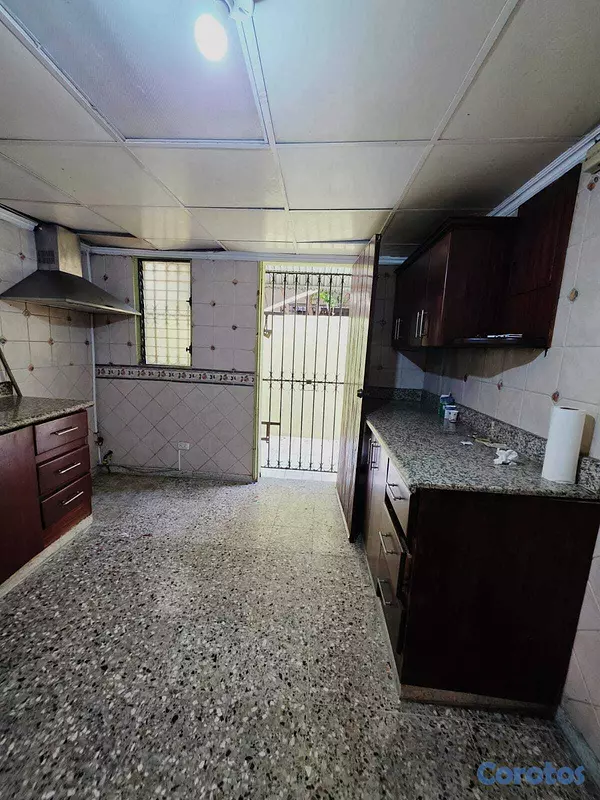 casas - Se vende casa en Av. Independencia Urb. Atlántida 9