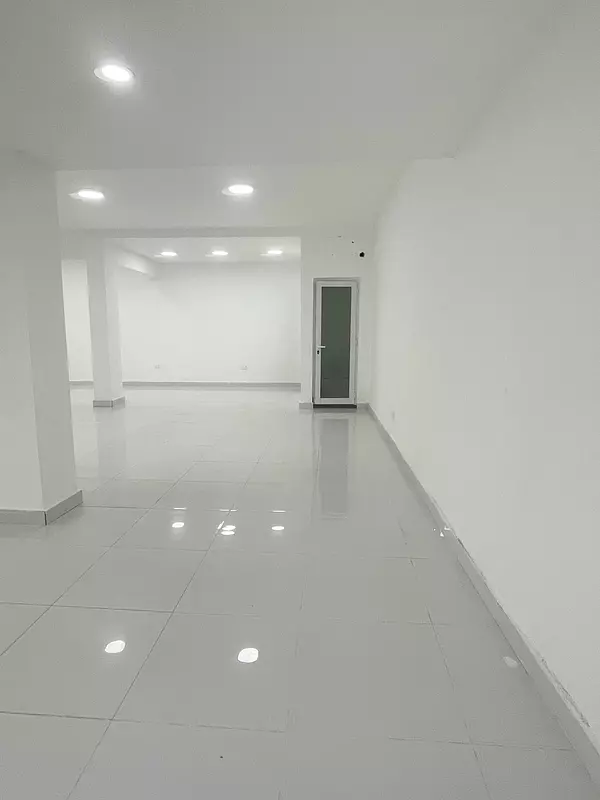 oficinas y locales comerciales - Local céntrico en Primer nivel 5