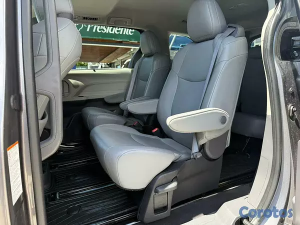 jeepetas y camionetas - Toyota Sienna XLE 2022 4