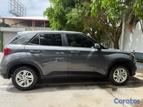 jeepetas y camionetas - Hyundai Venue 2023 FULL — Garantía vigente — Solo  2