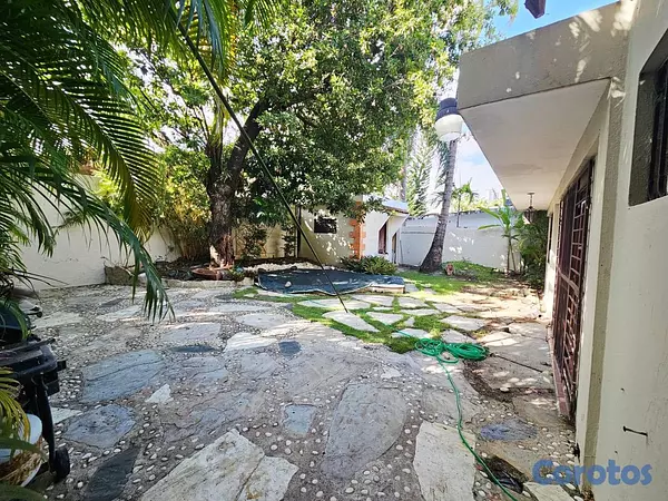 casas - Casa de 5 habitaciones 3 baños en alquiler en Juli 8