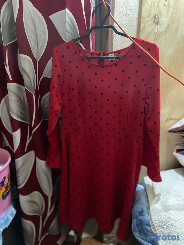 ropa para mujer - vestido rojo con pecas negras y en forma triangular  4