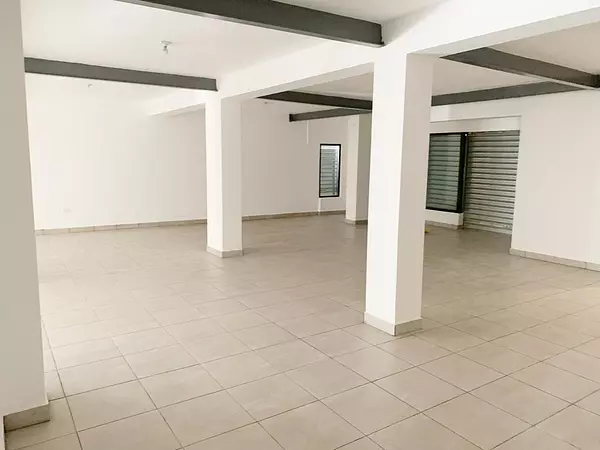 oficinas y locales comerciales - Local esquinero amplio 4