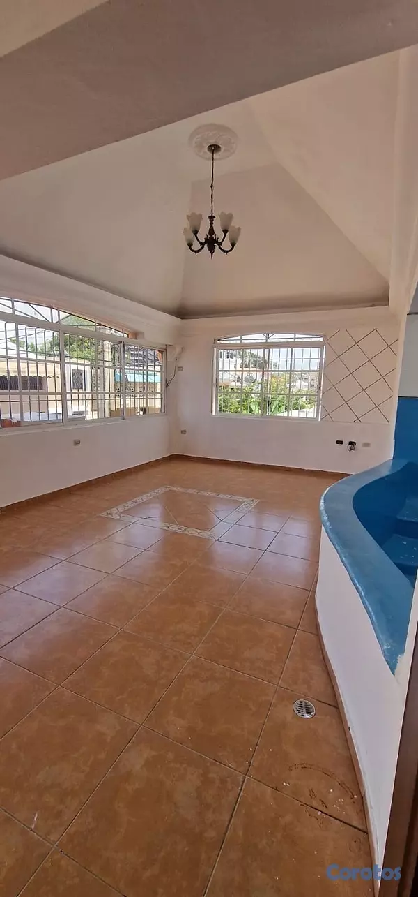 casas - vendo casa indepdencia dos niveles KLM 11 tres habitaciones dos parqueos  2