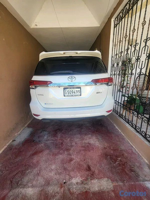 jeepetas y camionetas - Toyota fortuner 2020 4