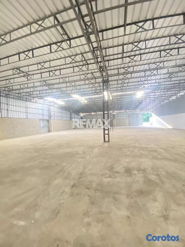 oficinas y locales comerciales - Nave industrial de 900mt2 en alquiler en Los Giras 4