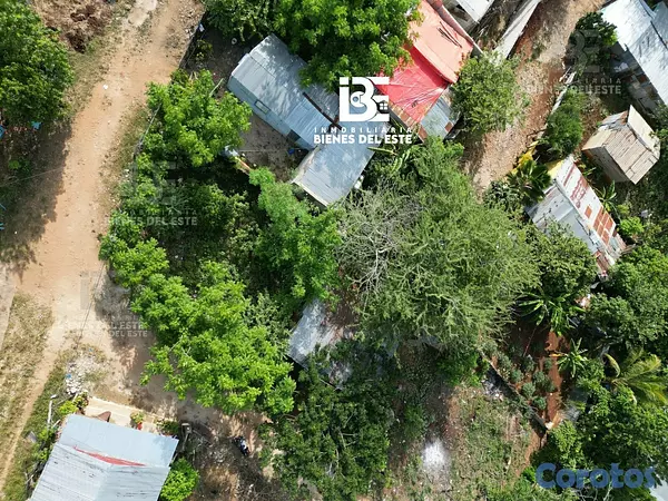 solares y terrenos - Se Vende solar de esquina con 143 metros.  📍En Sec 3