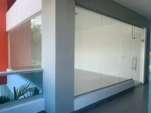 oficinas y locales comerciales - Local con gran visibilidad esquinero 2
