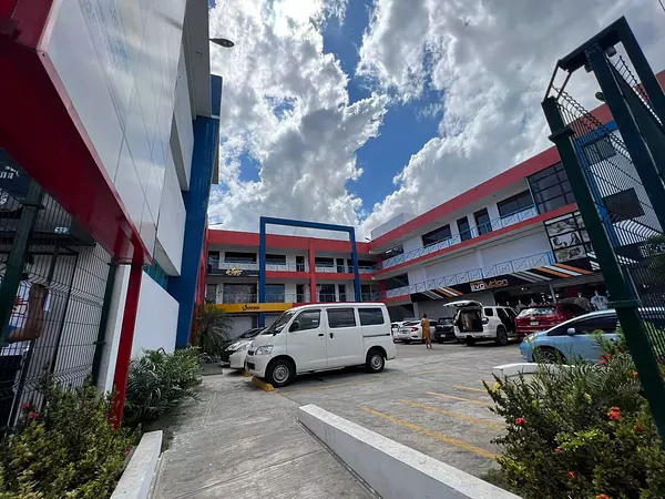 otros inmuebles - Vendo plaza comercial en la Charles de Gaulle 9