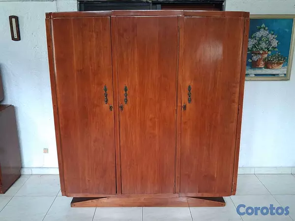 muebles y colchones - Armario de caoba de tres puertas   1