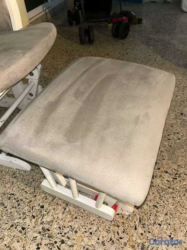 muebles - Vendo mecedora para lactancia con ottoman como nueva! 10/10 2