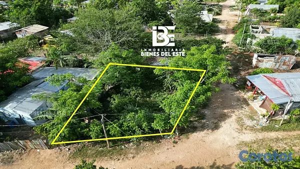 solares y terrenos - Se Vende solar de esquina con 143 metros.  📍En Sec 4