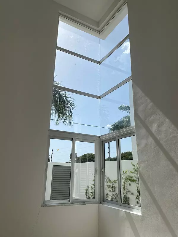 casas - Hermosa Casa de 2 Niveles en Proyecto Cerrado, Llanos de Gurabo  3