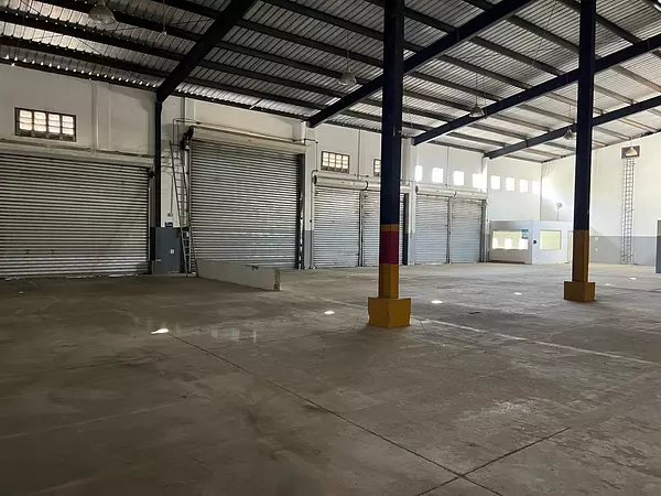 oficinas y locales comerciales - Se renta amplia nave en Av 27 de febrero 8