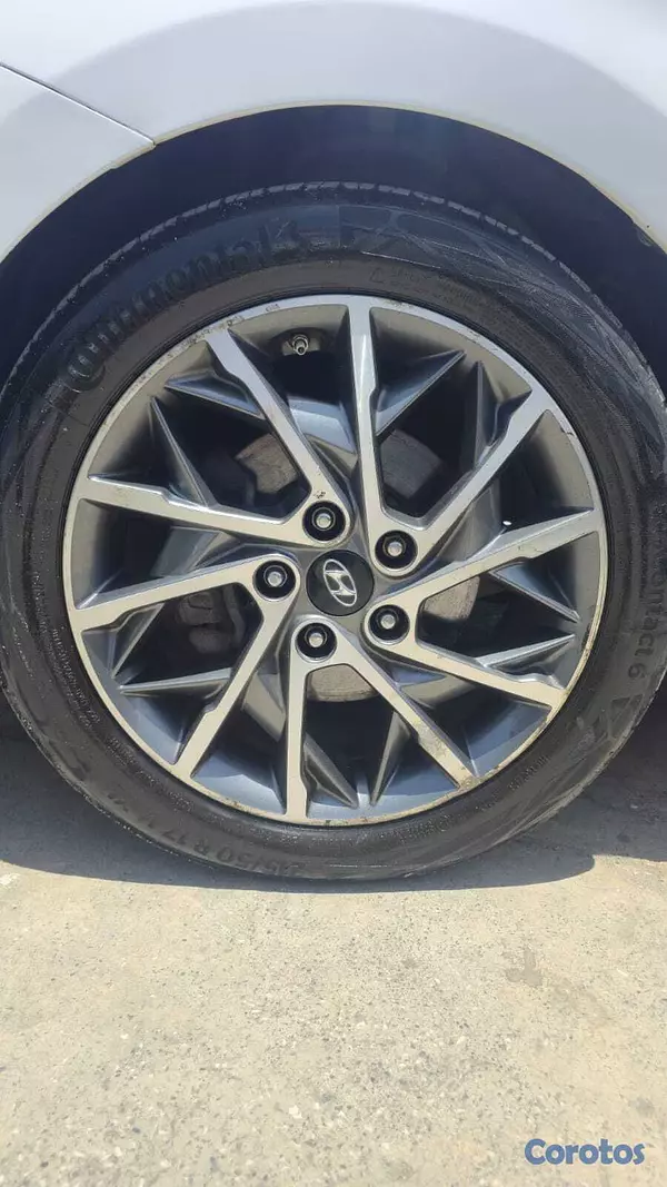 carros - HYUNDAI AVANTE 2019 SACALO CON $300 DE INICIAL 3