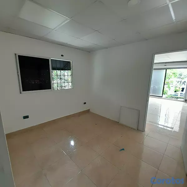 oficinas y locales comerciales - Local en alquiler en la Av Rómulo Betancourt Bella 2