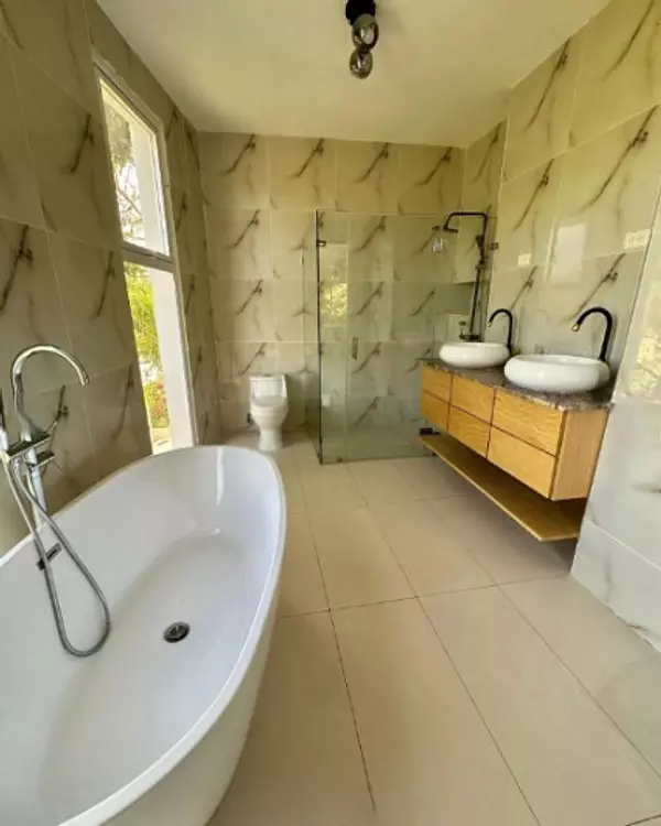 casas vacacionales y villas - Venta, Villa de 5 Habitaciones Ubicada en Juan Dolio 7