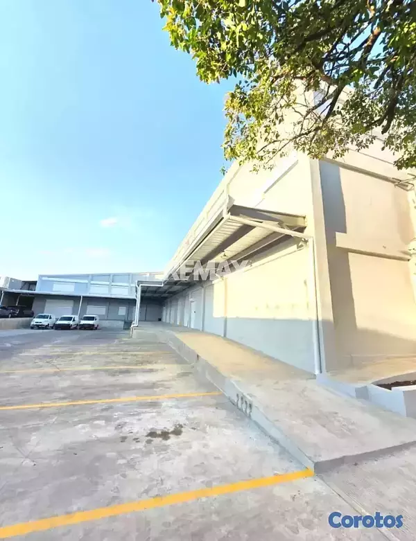 oficinas y locales comerciales - Nave industrial de 1,000mt2 en alquiler en Ensanch 12