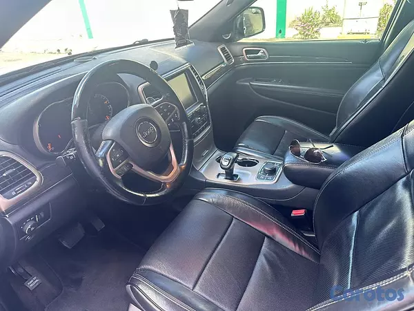 jeepetas y camionetas - Jeep Grand Cherokee Overland 2015 — Excelente Cond 5