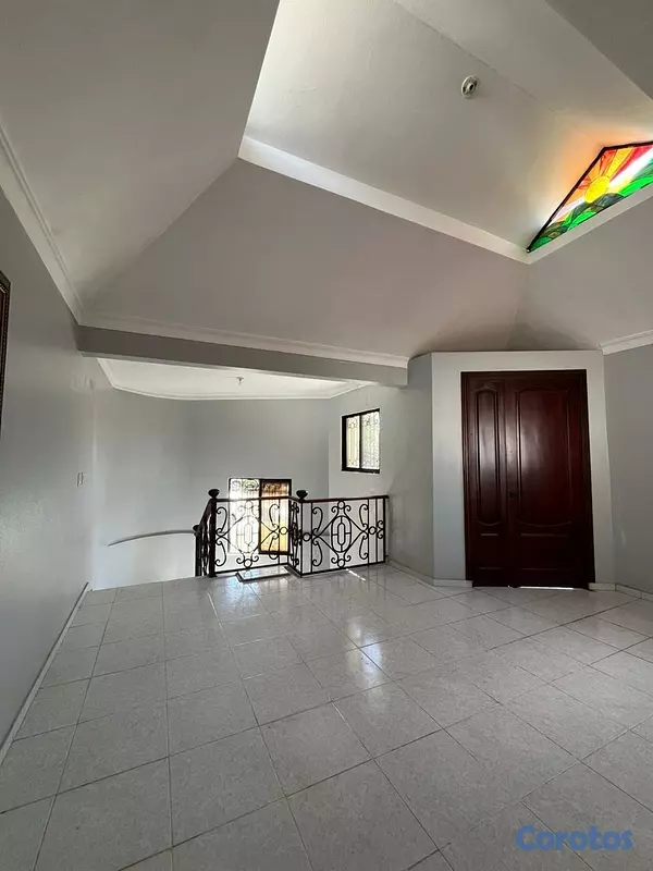 casas - Amplia casa de 5 habitaciones en calle principal d 2
