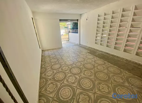 oficinas y locales comerciales -  A tres min Mirador Sur 1er piso local alquiler zona industrial Herrera  8