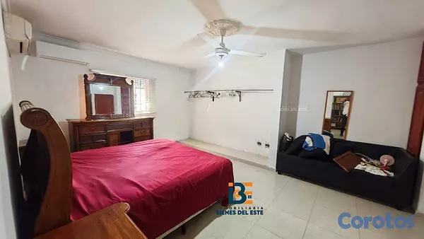casas - Se vende amplia casa DE ESQUINA en la Entrada del  7