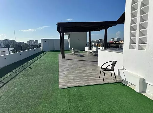 apartamentos - VENTA DE PENTHOUSE EN EL SECTOR EL MILLÓN/ CONDOMINIO ENSANCHE QUISQUEYA
US$240, 2