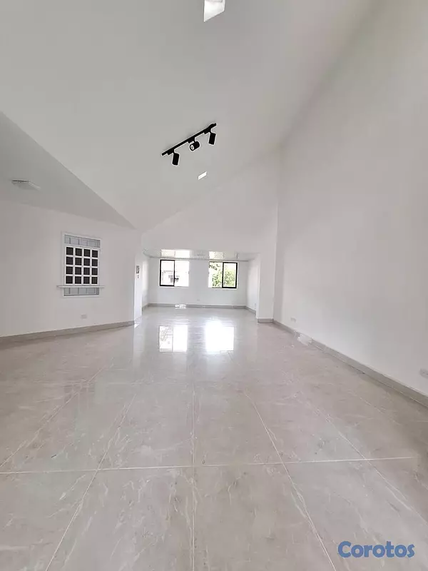 apartamentos - vendí Evaristo Morales piso 4 tres habitaciones con su baño no ascensor parqueo 5
