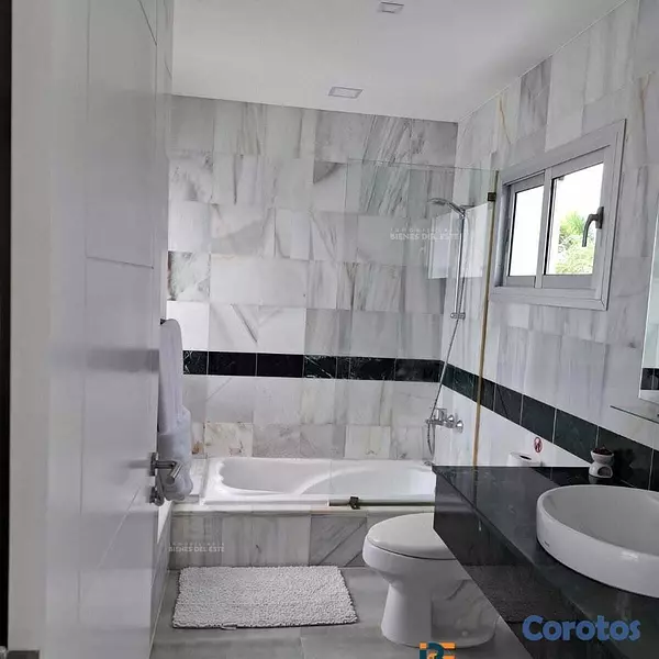 casas vacacionales y villas - Se Vende Casa de Tres Habitaciones en el Juan Pabl 8