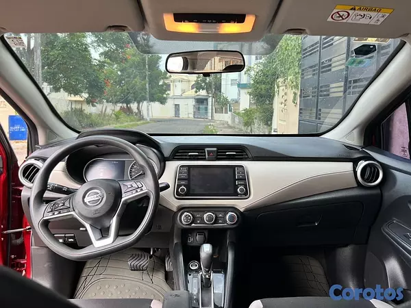 carros - Nissan versa rojo  7