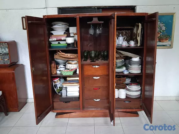 muebles y colchones - Armario de caoba de tres puertas   2