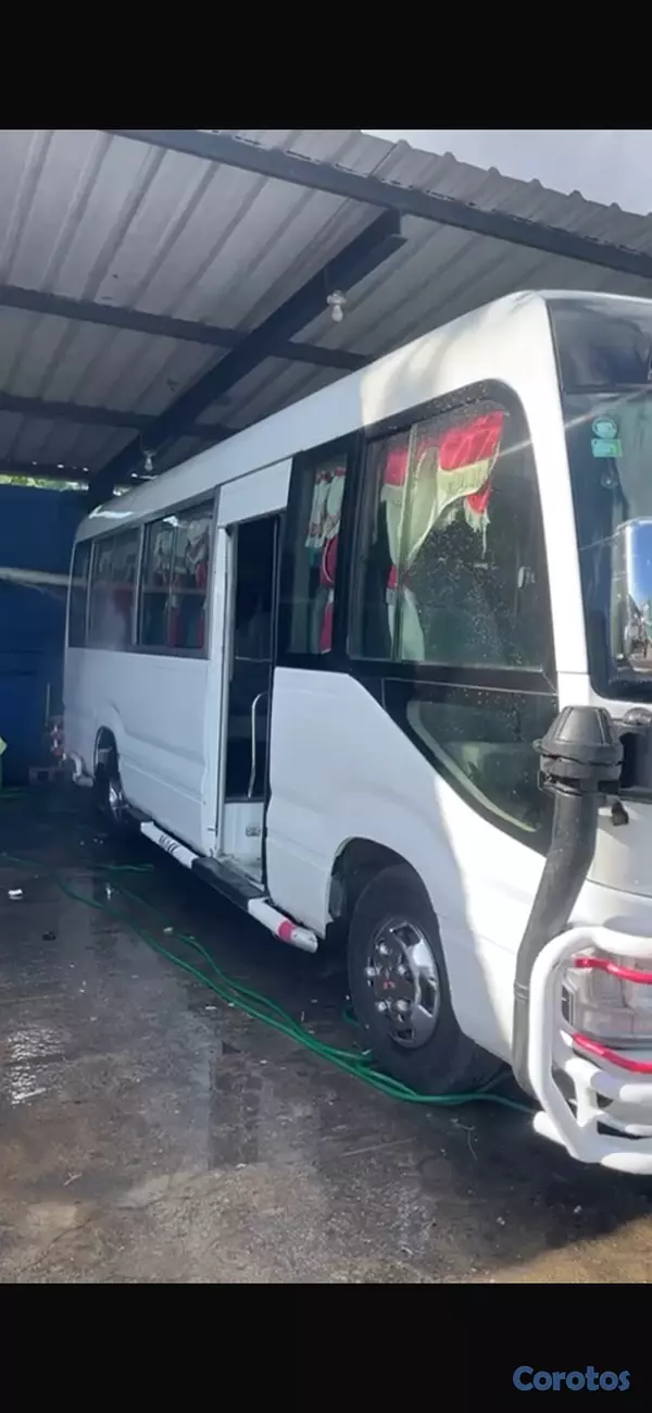 camiones y vehiculos pesados - Toyota coaster 2019 2