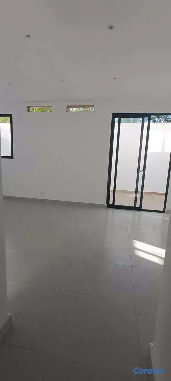 oficinas y locales comerciales - La Julia, Local de 112mts con terraza, 3 parqueos 3