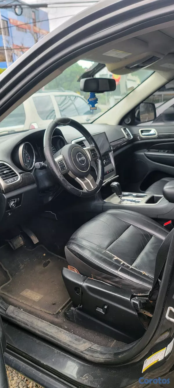 jeepetas y camionetas - JEEP GRAND CHEROKEE LAREDO 2011 3