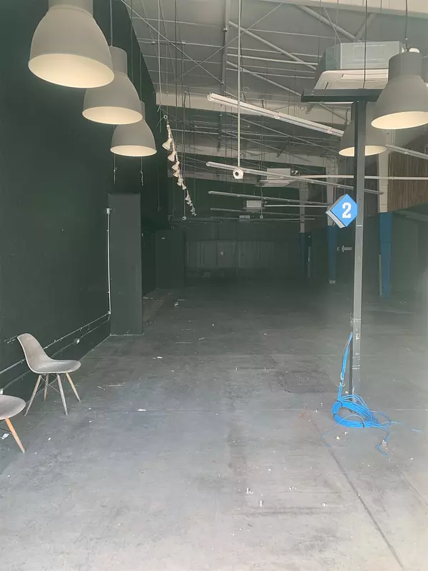 oficinas y locales comerciales - Local céntrico en zona exclusiva bella vista 7