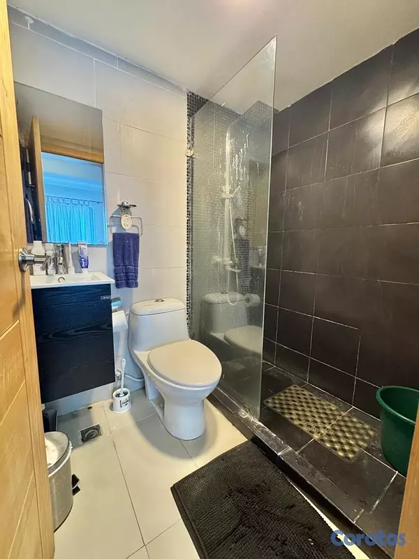 apartamentos - vendo naco segundo nivel una habitación terraza 1.5 baños parqueo área de lavado 12