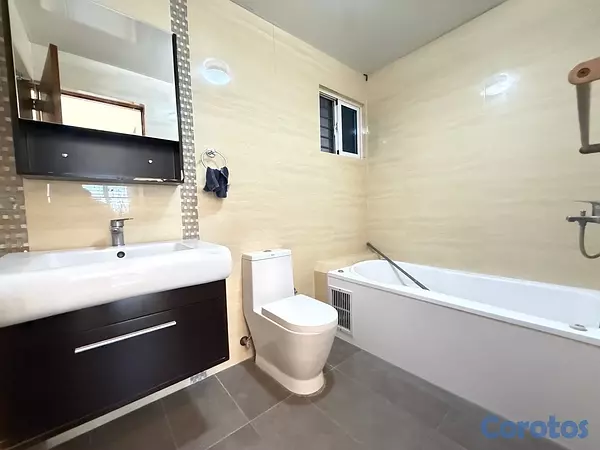 apartamentos - vendo Evaristo Morales tres habitaciones 2.5 baños dos parqueos balcón servicio  12