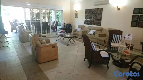 casas vacacionales y villas - Se vende majestuosa villa ubicada en Metro Country Club, Juan Dolio  3