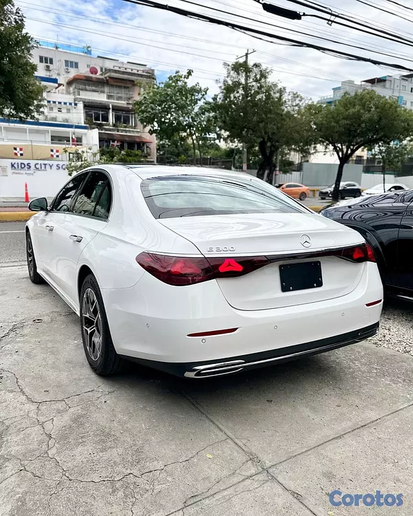 carros - Mercedes Benz E300 Panorámico 2026 3