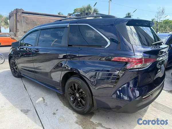 jeepetas y camionetas - Toyota Sienna LE 2021 9