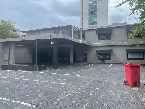 oficinas y locales comerciales - Local céntrico en la Esperilla 3