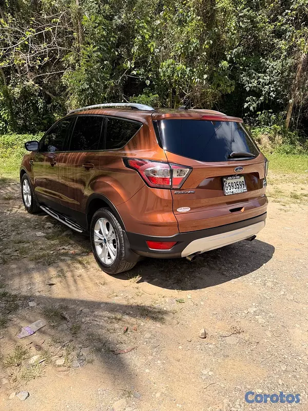 jeepetas y camionetas - Ford Escape en excelentes condiciones y negociable 2