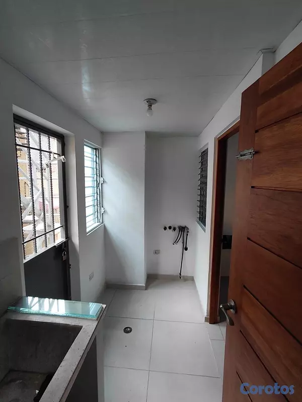 apartamentos - alquiló segundo nivel Evaristo Morales tres habitaciones 2.5 baños dos parqueos  13