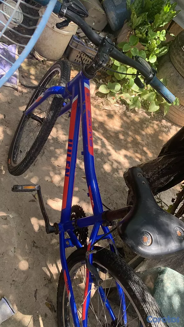 bicicletas y accesorios - Bicicleta azul en buen estado 2