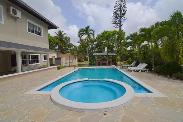 casas vacacionales y villas - Villa Privada con Piscina y 5 Habitaciones Próximo al Aeropuerto Cibao 2