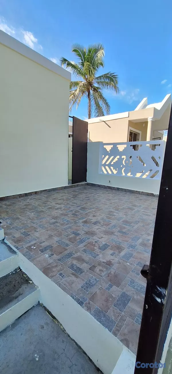 casas - Hermosa y cómoda casa en solar de 300m2, patio y t 4