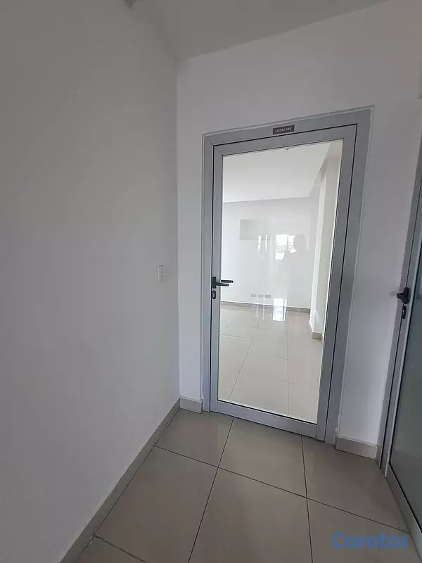 oficinas y locales comerciales - Alquilo Local 3er  piso 33 mts en Ens. Julieta  10