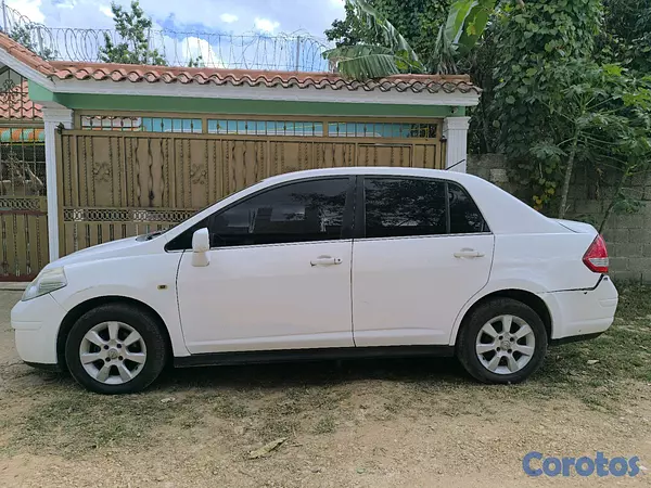 carros - Nissan Tiida 2010 3