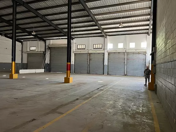 oficinas y locales comerciales - Se renta amplia nave en Av 27 de febrero 3